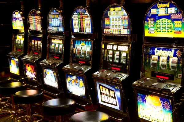 Live-dealer tables and sportsbook on hyperslot88